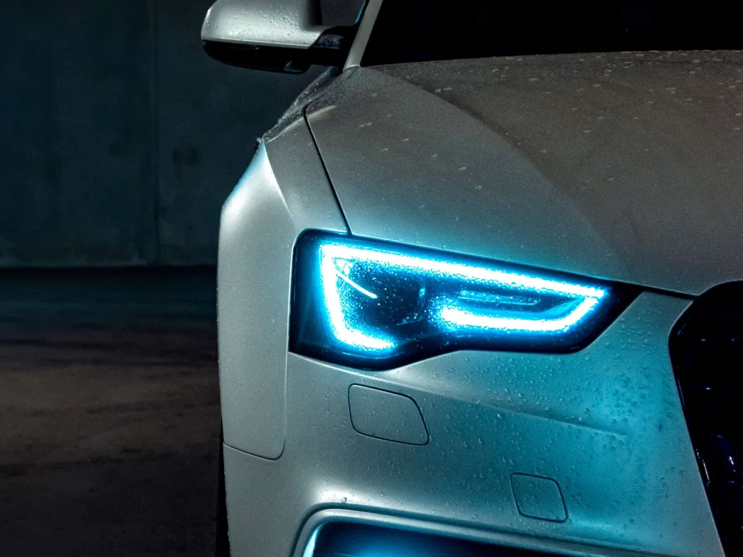 car headlight to represent car accident lawyer practice area